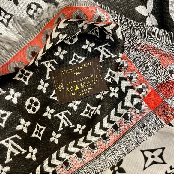 L V - New Luxury Silk & Wool Blend Monogram Scarf in Black & White - Picture 6 of 6